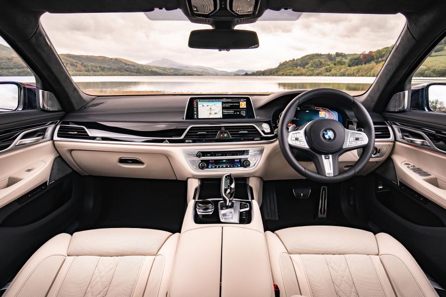 Торпедо BMW 750i xDrive M Sport (G11) 2019 года  (UK) (фото 25 из 34)